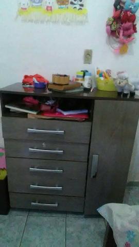 Comoda com marca de uso