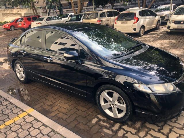 Honda Civic preto manual LXS 1.8 completo com bancos em couro. IPVA 2020 pago - Foto 2