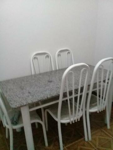Vende-se mesa de granito,seis cadeiras,em ótimo estado, valor 400 reais - Foto 3