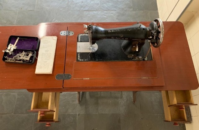 Máquina de costura  com quatro gavetas Singer - Foto 2