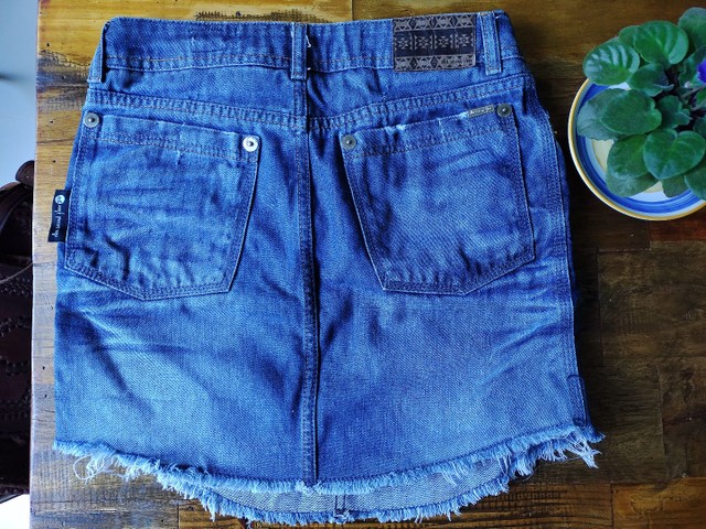 Saia jeans ELLUS  com desgastes e barra desfiada  - Foto 4