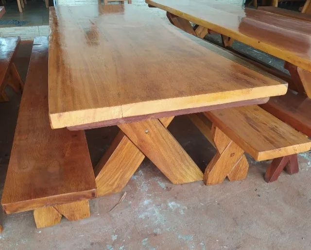 Mesas Rústicas de madeira maciça com bancos para área de lazer 