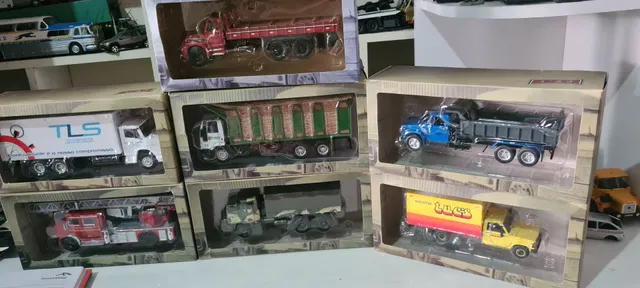 Miniaturas de Caminhões e Carros