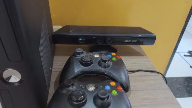 Console Xbox 360 Slim 4gb + 2 Controles E 3 Jogos - Usado