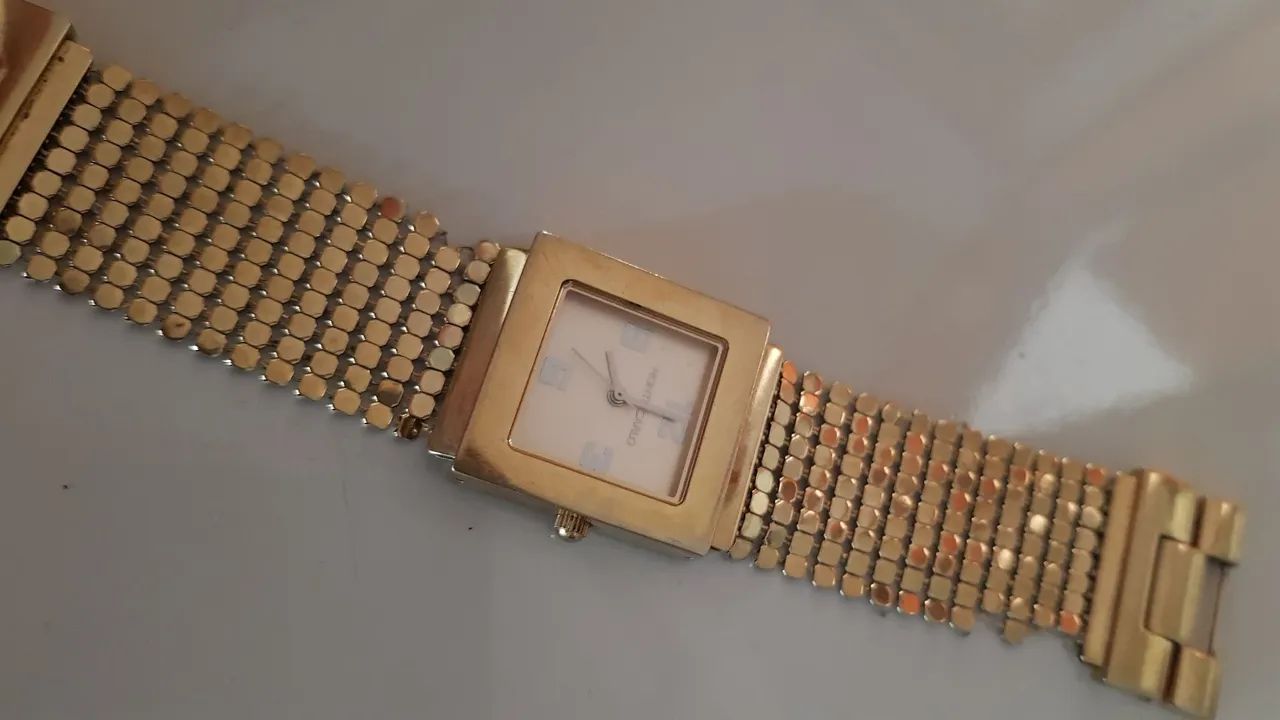 Relógio Feminino Dourado com Pulseira de Malha