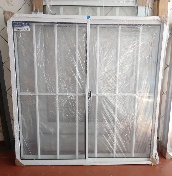 Janela com grade de alumínio branco - Foto 4