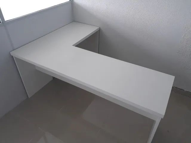 Mesa para escritorio em L simples branca