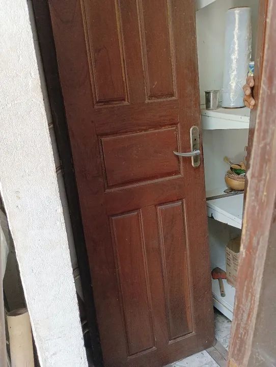 Portas de madeira maciça. Banheiro (R$ 250). - Foto 4