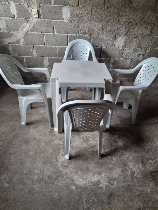 Conjunto de Mesa e Cadeiras novos  - Foto 3