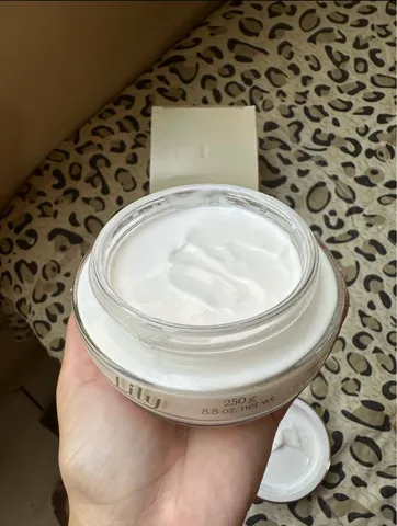 Creme acetinado hidratante corporal Lily