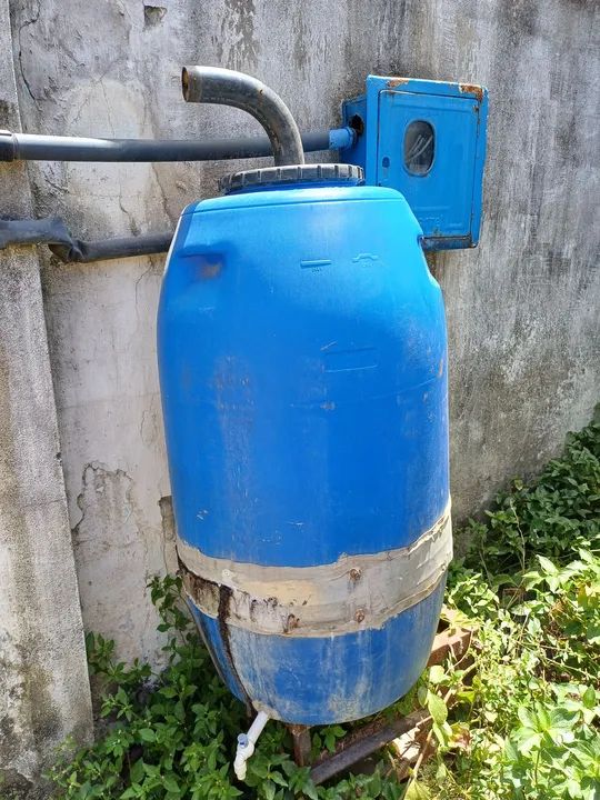 Composteira/ minhocário 250 litros cheia de adubo sólido orgânico + adubo líquido.