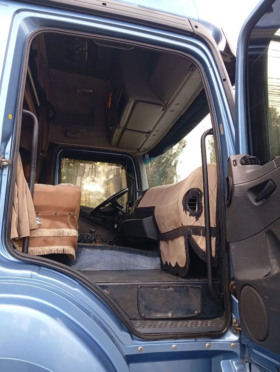 Axor 2544 2014 teto alto automático  - Foto 9