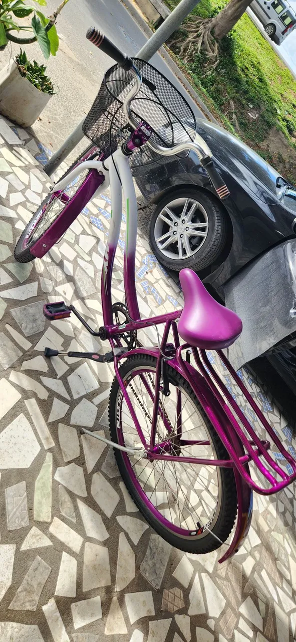 Bicicleta Feminina Roxa com Cesta