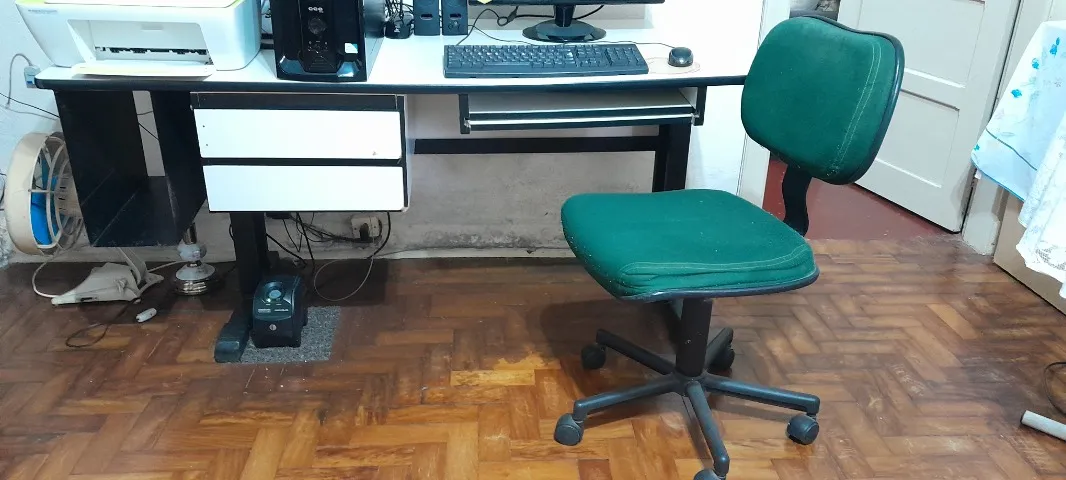 Mesa para computador com cadeira