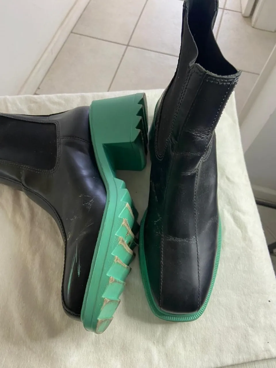 Bota Animale Couro Preta com solado verde 37