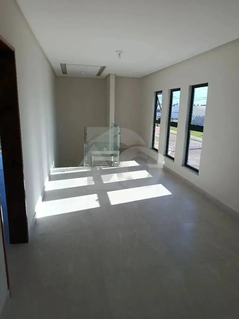 Alto Padrão no Sol e Praia: Casa com 4 Suítes, Piscina e 4 Vagas em Condomínio Fechado