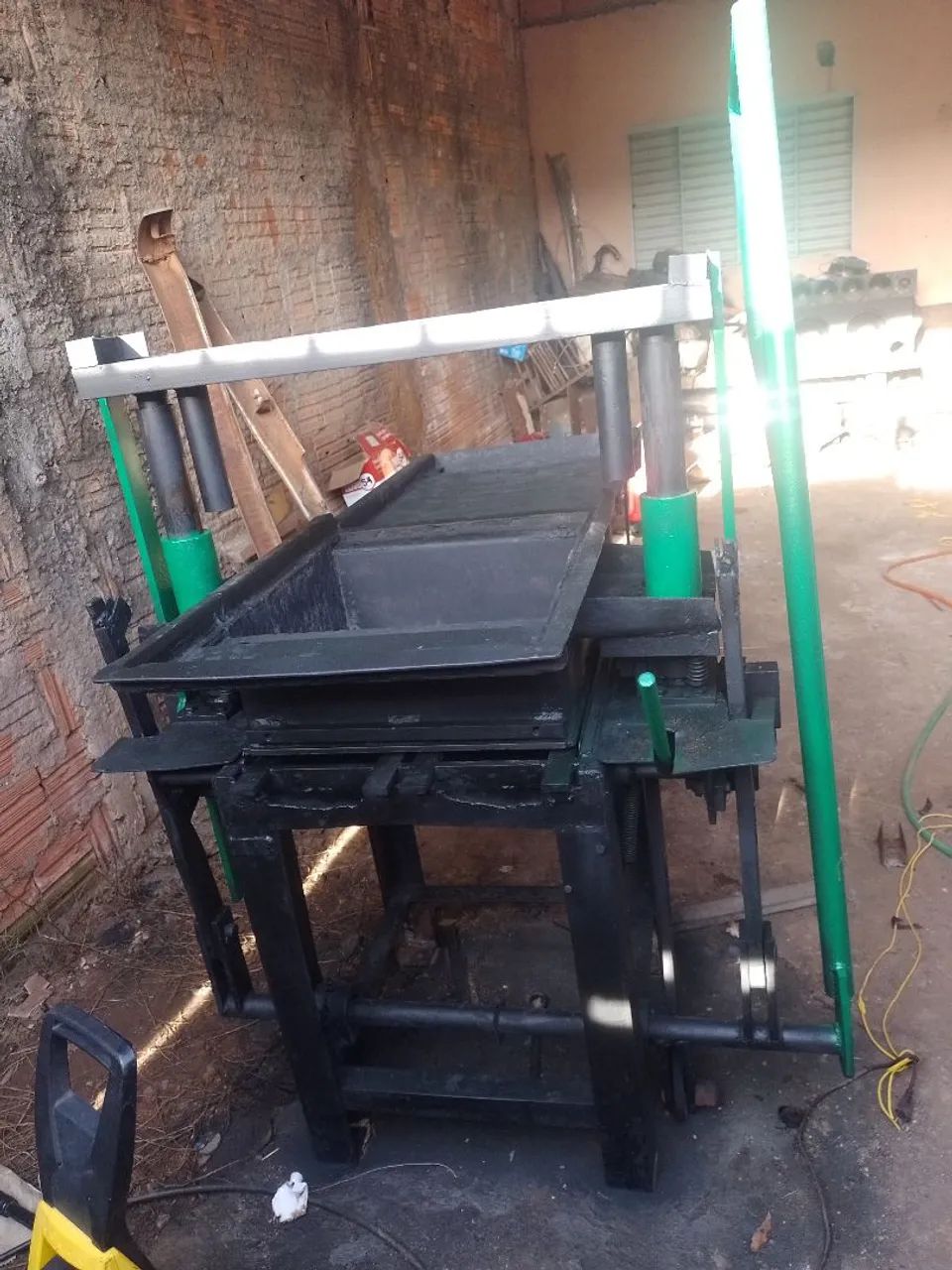 Máquina blocos e paver. 