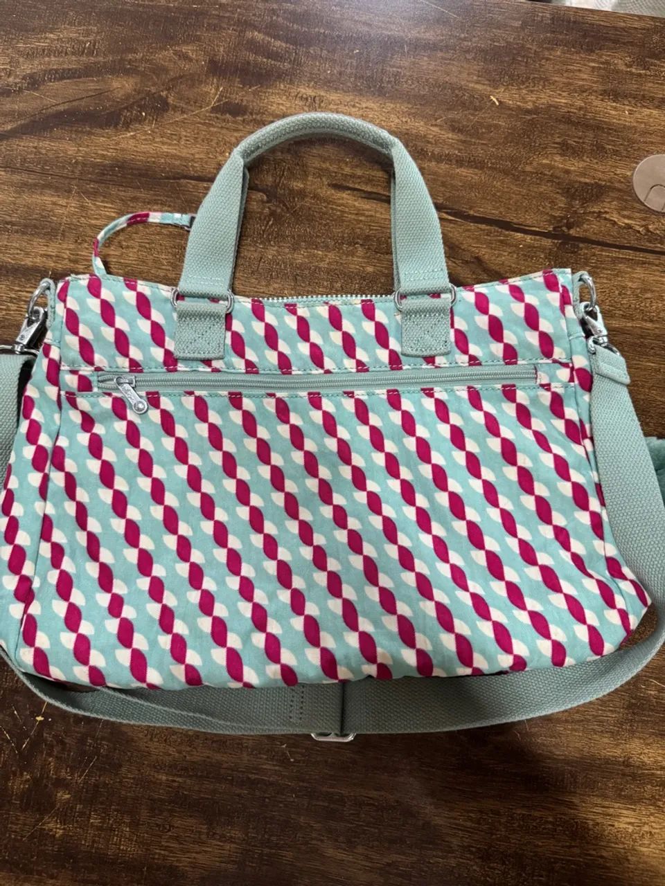 Bolsa Kipling com alça de ombro e detalhes em rosa - Foto 5