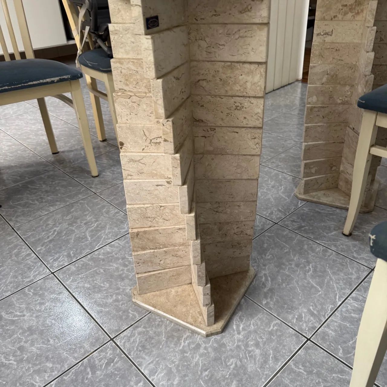 Mesa de Jantar com Tampo de Vidro e Bases de Pedra - Foto 3