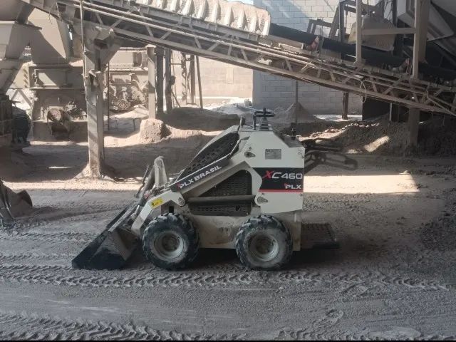 vende-se ou troca-se Mini Carregadeira de 1000kilos