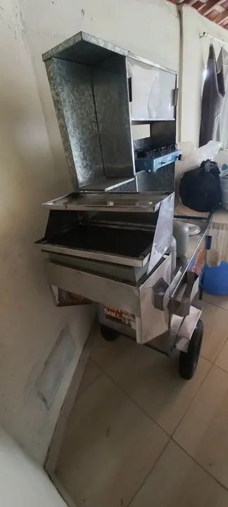 Carroça de espetinho e cachorro quente