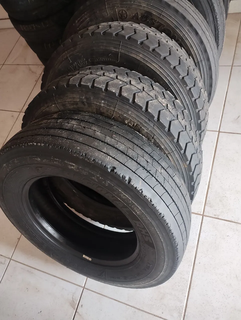 Temos pneus usados para Mercedinha e microônibus 215-75-17.5