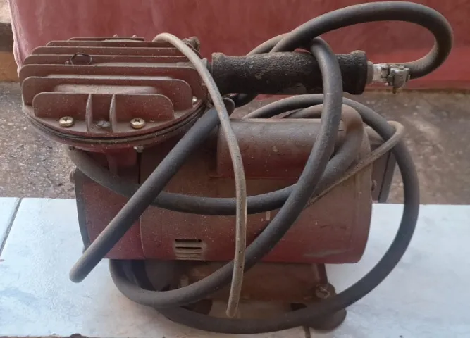 Compressor de pintura modelo tufão, ar direto, bivolt vermelho