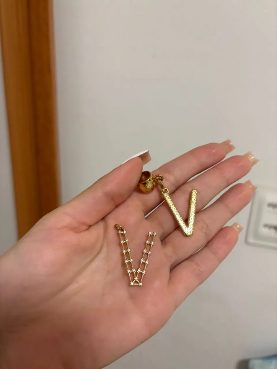 Pingente Letra V Dourado - Elegância e Estilo