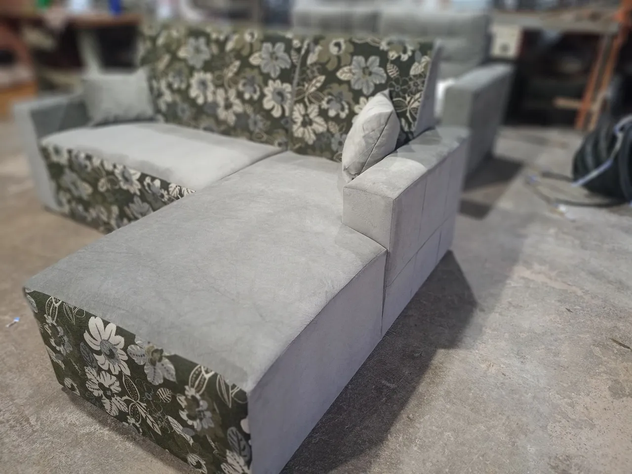 Sofá de Canto com Design Floral