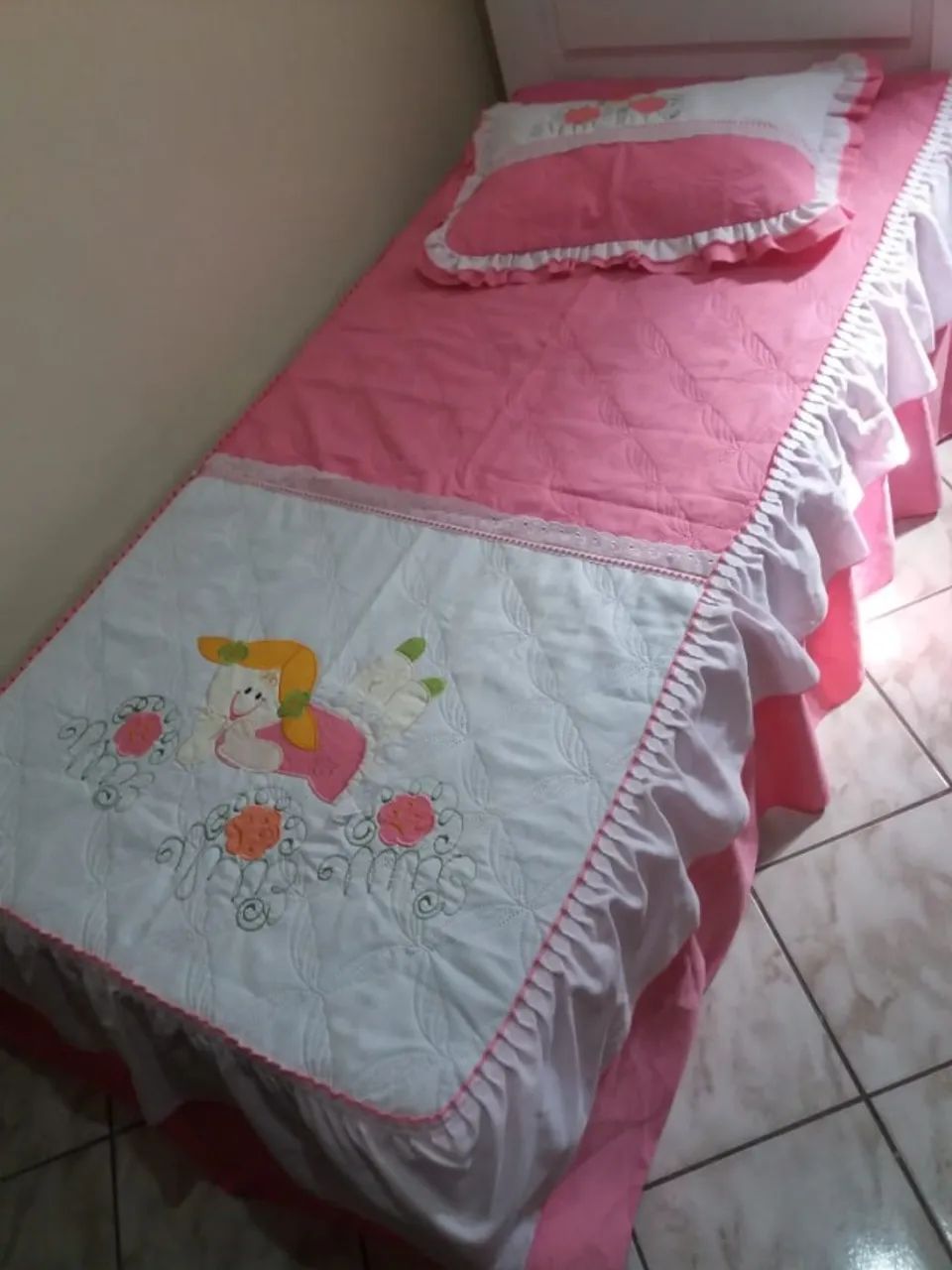 COLCHA INFANTIL + PORTA-TRAVESSEIRO ACOLCHOADA COM BABADO - SEMINOVA E LINDA! - Foto 5