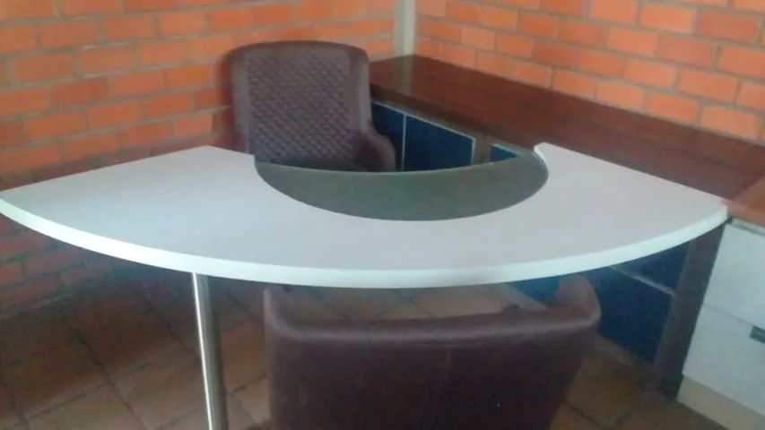 Mesa de recepção para escritório na cor azul 