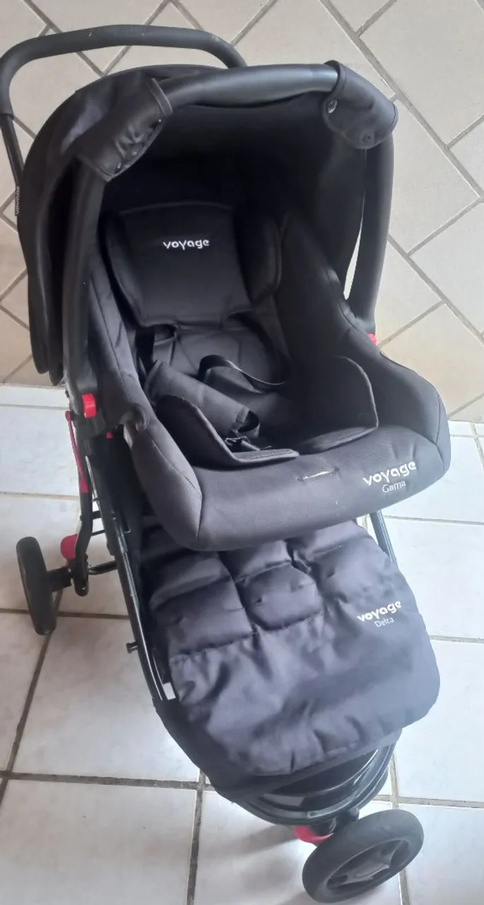 Carrinho de bebê com bebê conforto