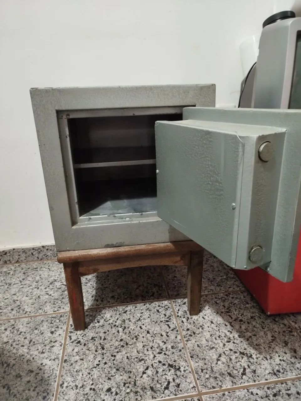 Cofre com Trava e Chave, Altura 39cm, Largura 40cm, Comprimento 40cm, - Foto 5