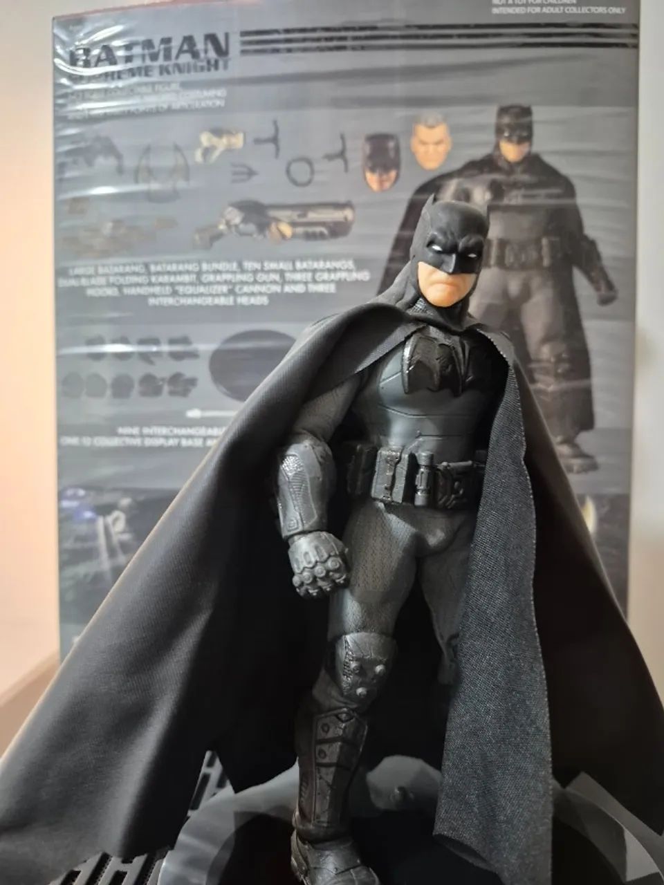 Mezco One:12 Batman Supreme Knight - Hobbies e coleções - Parque