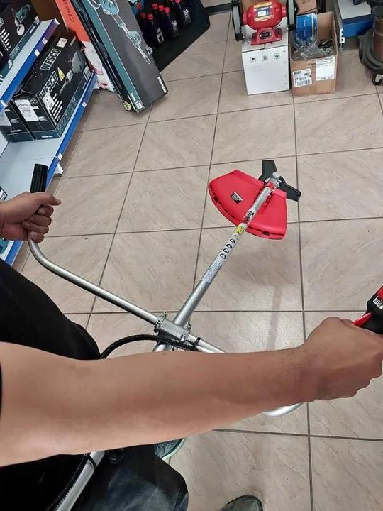 Roçadeira Toyama a gasolina 52cc Motor 2Hp  c/ Lâmina de 3 pontas e Carretel (Loja/Nova) - Foto 5