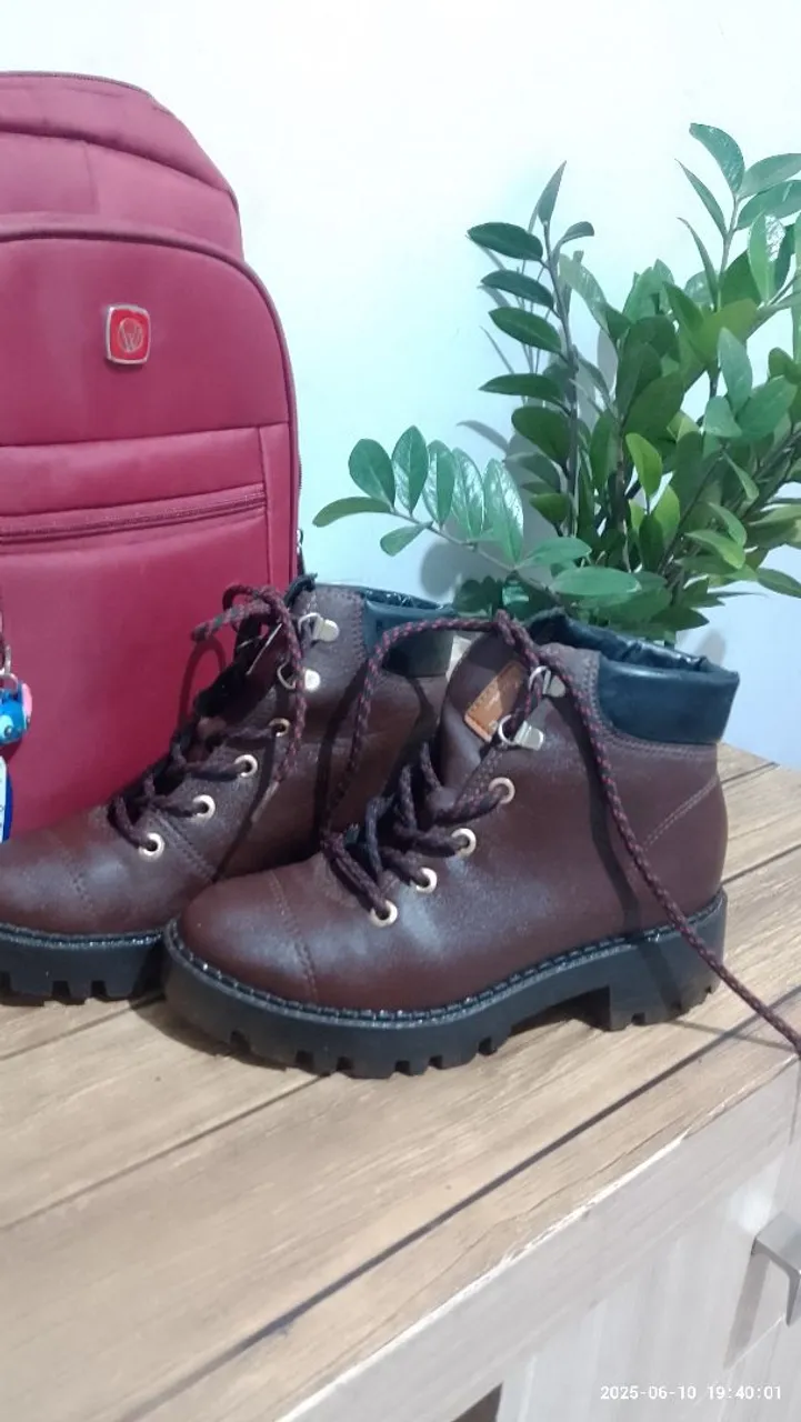 Bota moleca de couro marrom