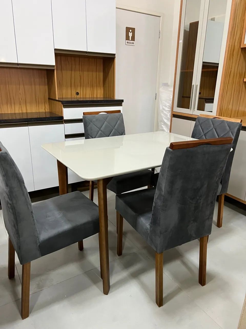 Mesa 4 Cadeiras Madeira NOVA