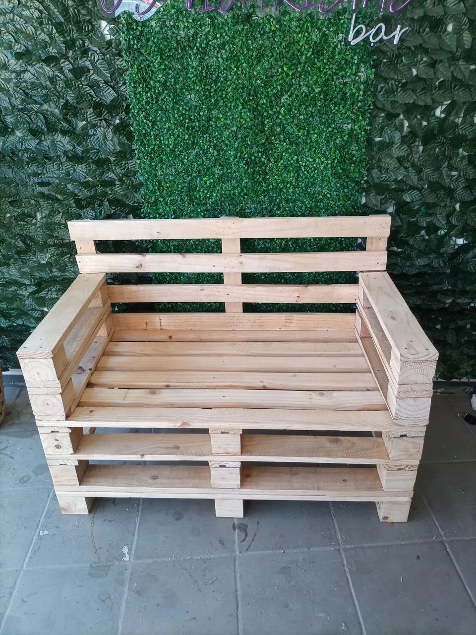 Sofá de Pallet rústico com braços 
