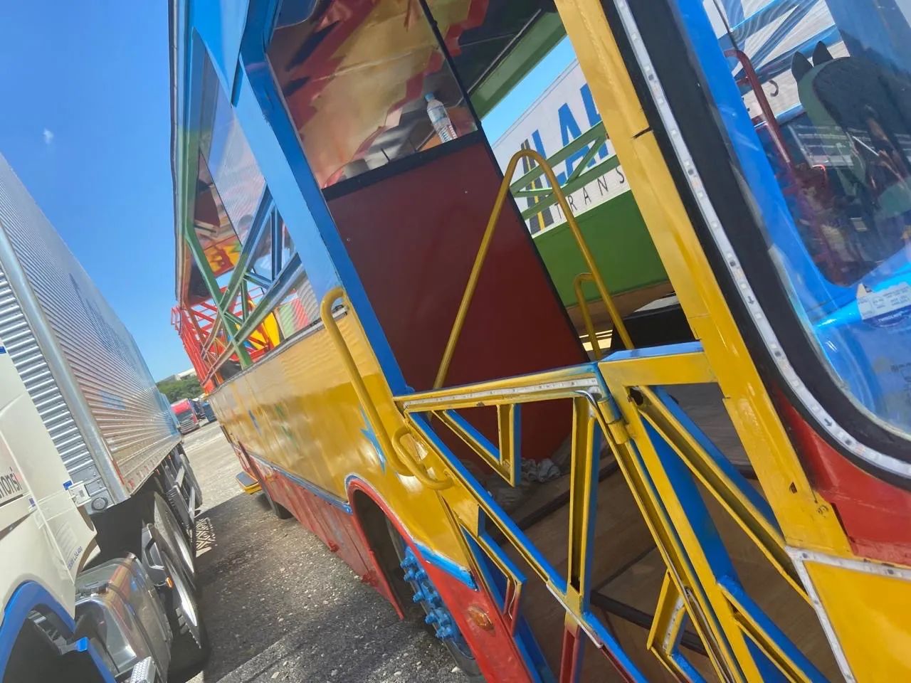 Ônibus Colorido para Diversão - Foto 2