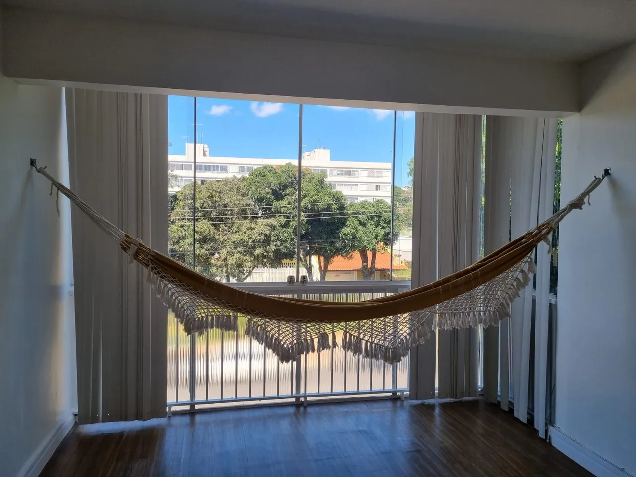 Não pode PET - Excelente kitnet - com vista livre disponível para locação.