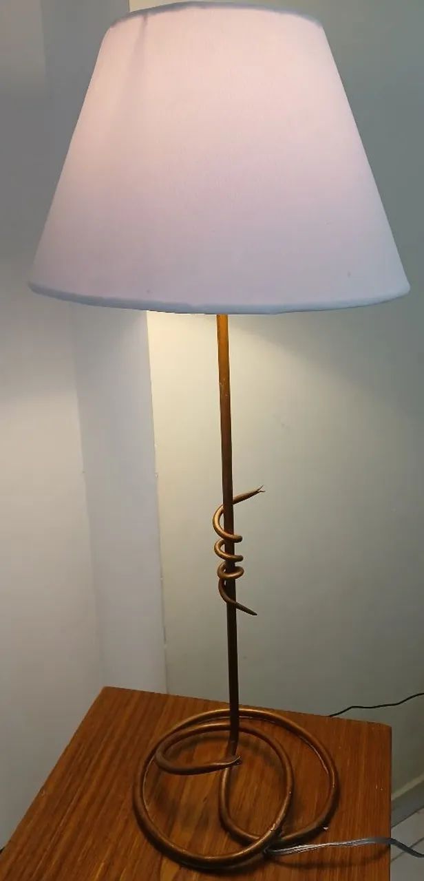 Abajur tubo de ferro dourado ,
