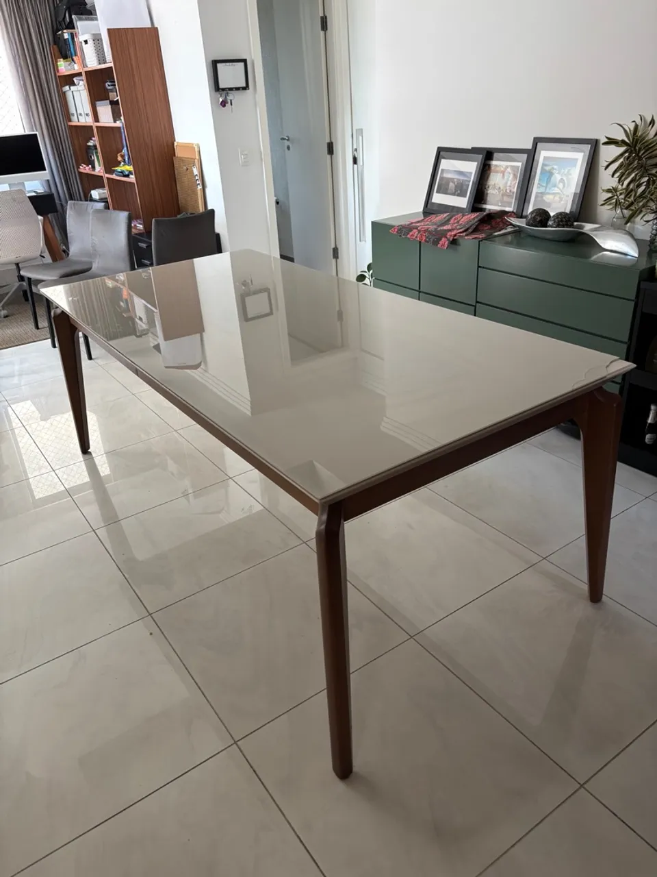 Mesa de Jantar Elegante com Tampo em Vidro
