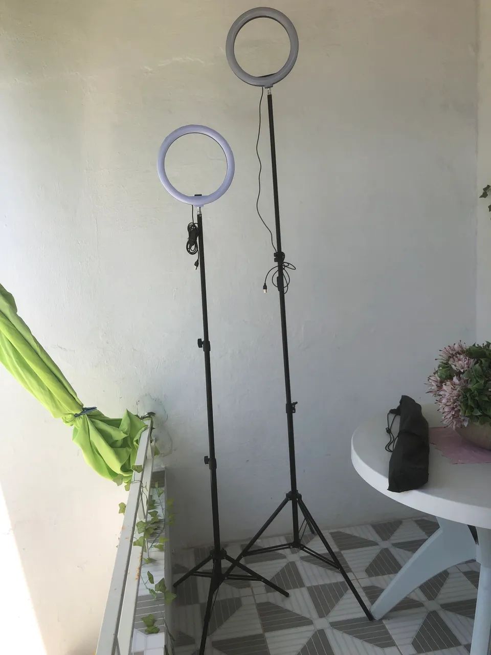 Duas Ring lights em boas condições com tripés