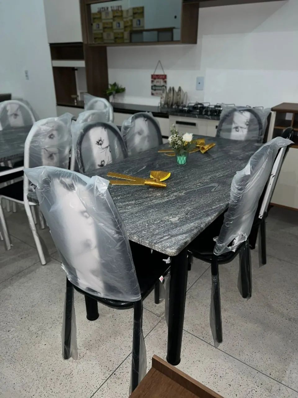 Jogo de 6 Cadeiras de Jantar em ótimo estado, nunca usadas. Design moderno e elegante. Per