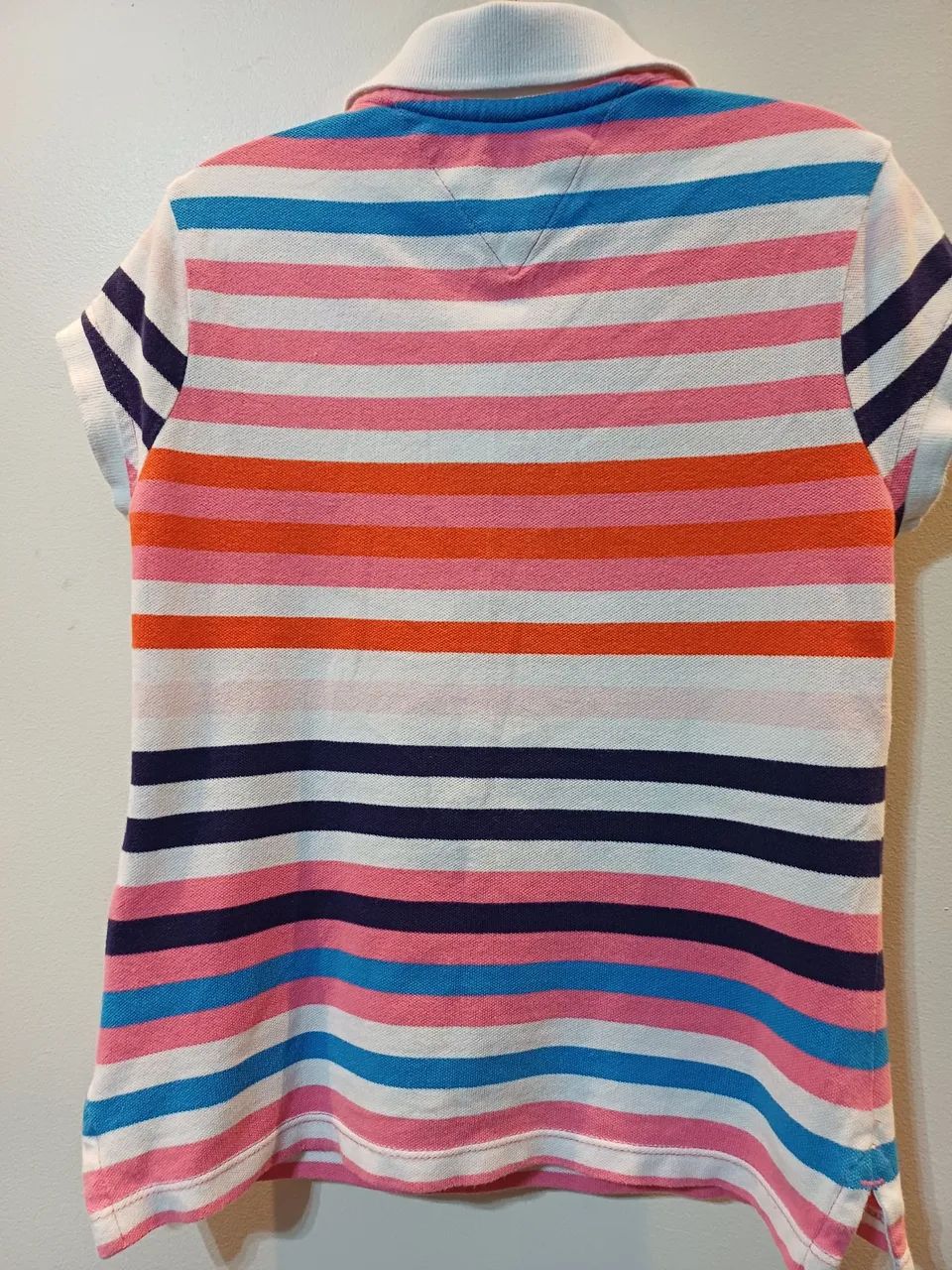 Polo infantil feminina Tommy Hilfiger semi-nova,  tam. 6-7 anos. - Foto 2