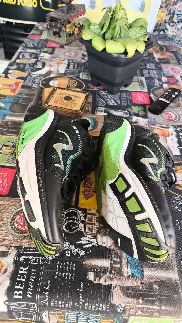 Tênis MTB Zee de corrida preto com detalhes em verde - Foto 3