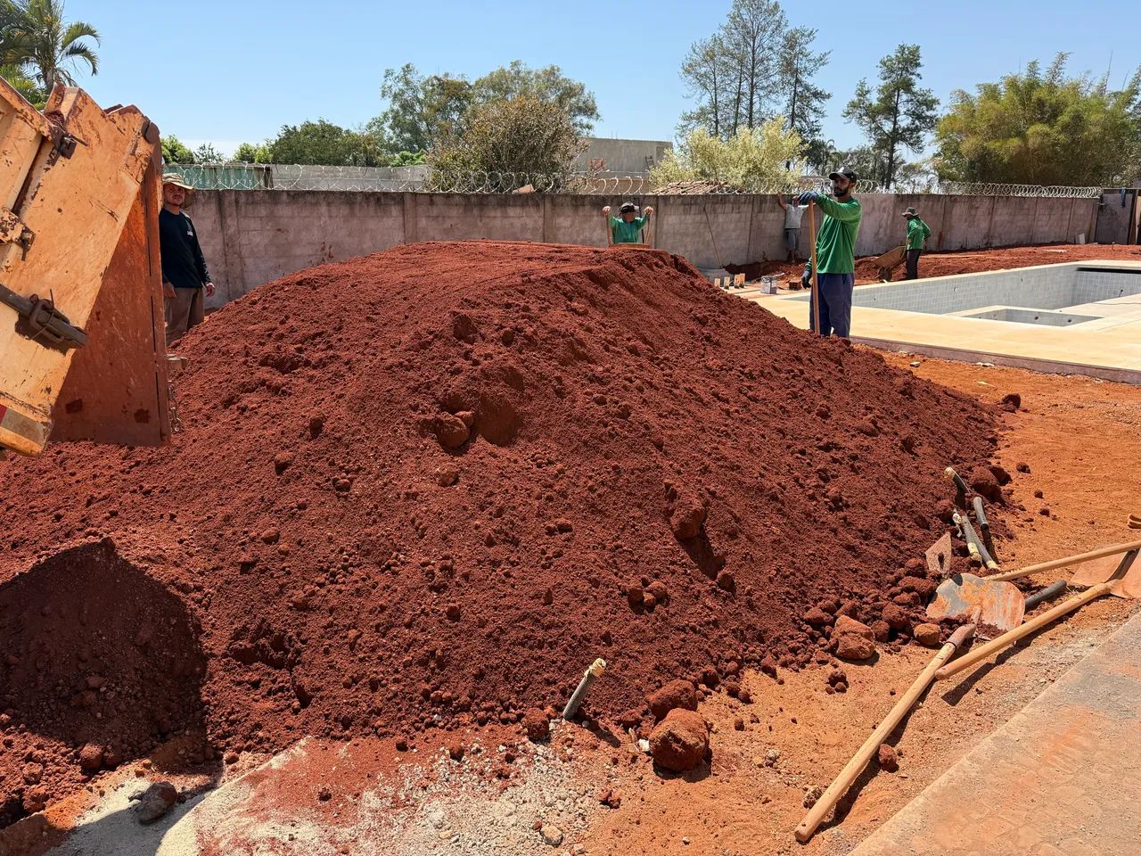 Aterro vermelho limpo - Terra limpa