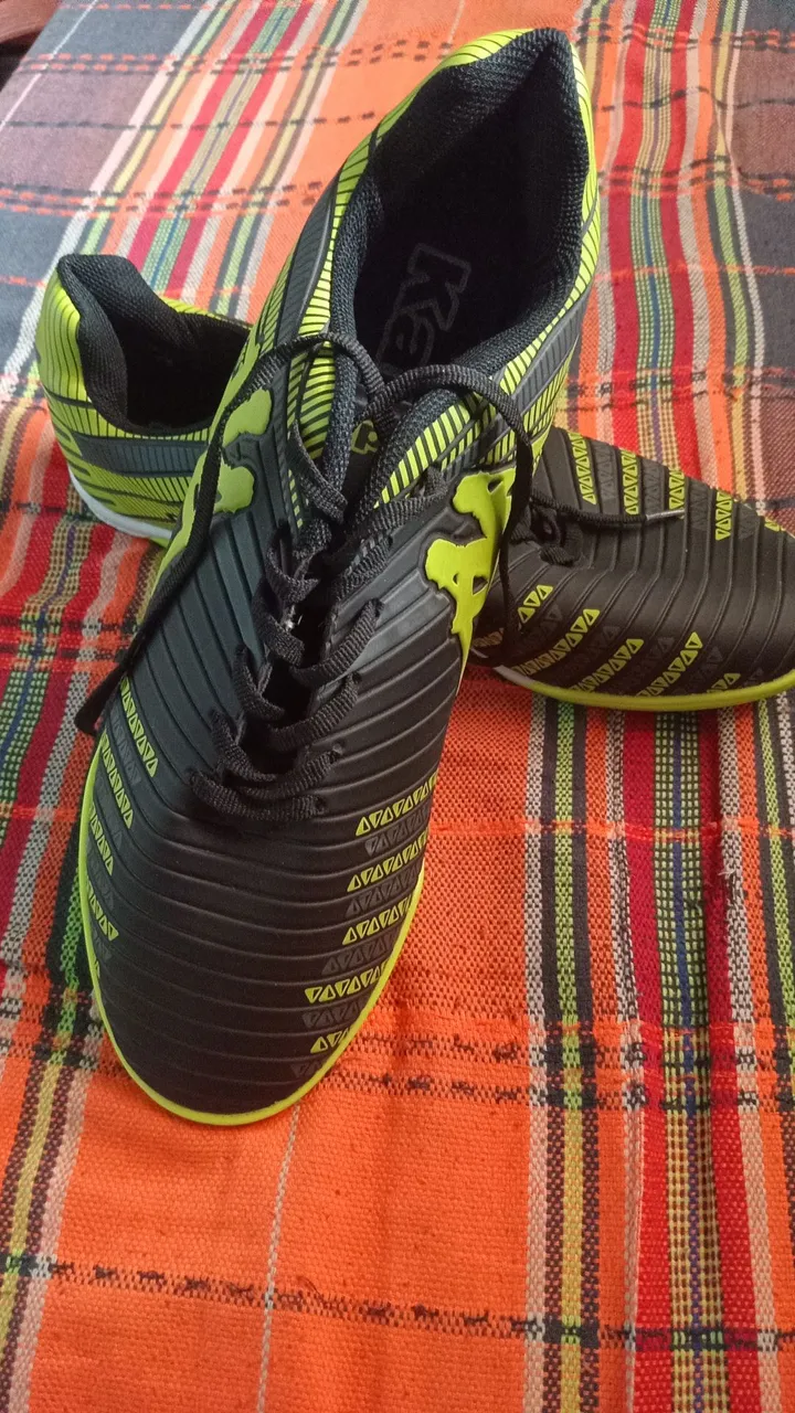 Chuteiras Kappa - Pretas com detalhes em neon