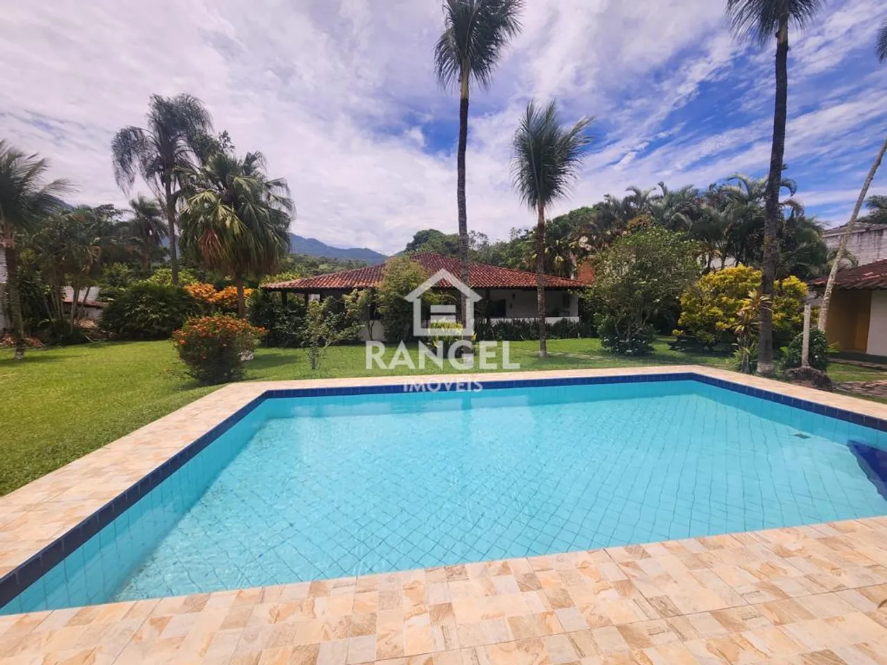 Excelente sitio com lindo espaço verde, piscina e churrasqueira em Vargem Grande/RJ