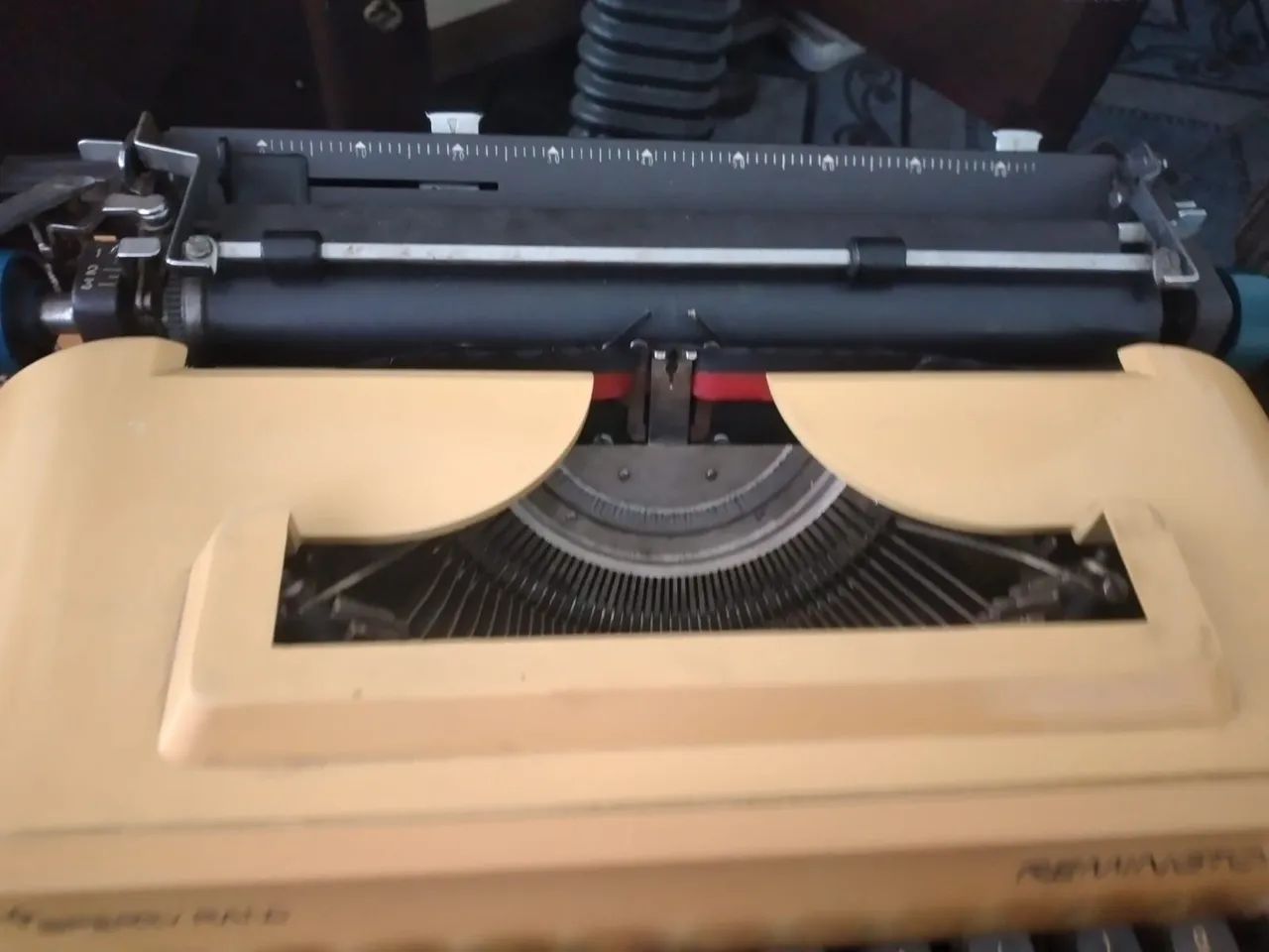 Máquina de escrever Remington 20 - está funcionando ler a descrição  - Foto 2